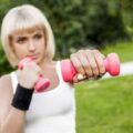 Jak ćwiczyć ręce hantlami w domowych warunkach