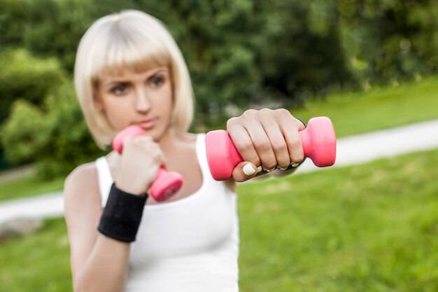 Jak ćwiczyć ręce hantlami w domowych warunkach