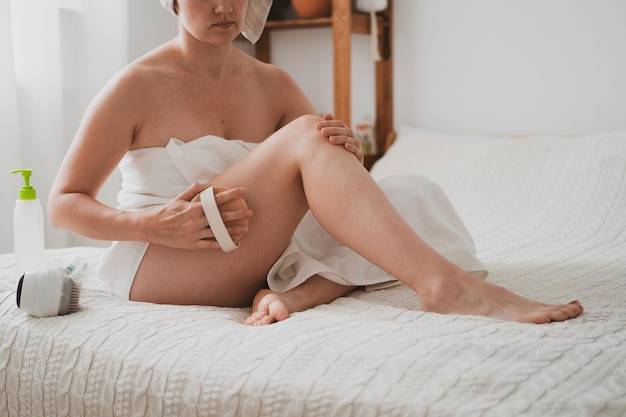 Jak usunąć wrastające włoski na nogach bez podrażnień?