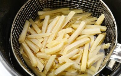 W jakiej temperaturze piec frytki w piekarniku aby były chrupiące?