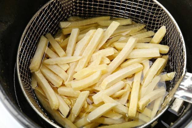 W jakiej temperaturze piec frytki w piekarniku aby były chrupiące?